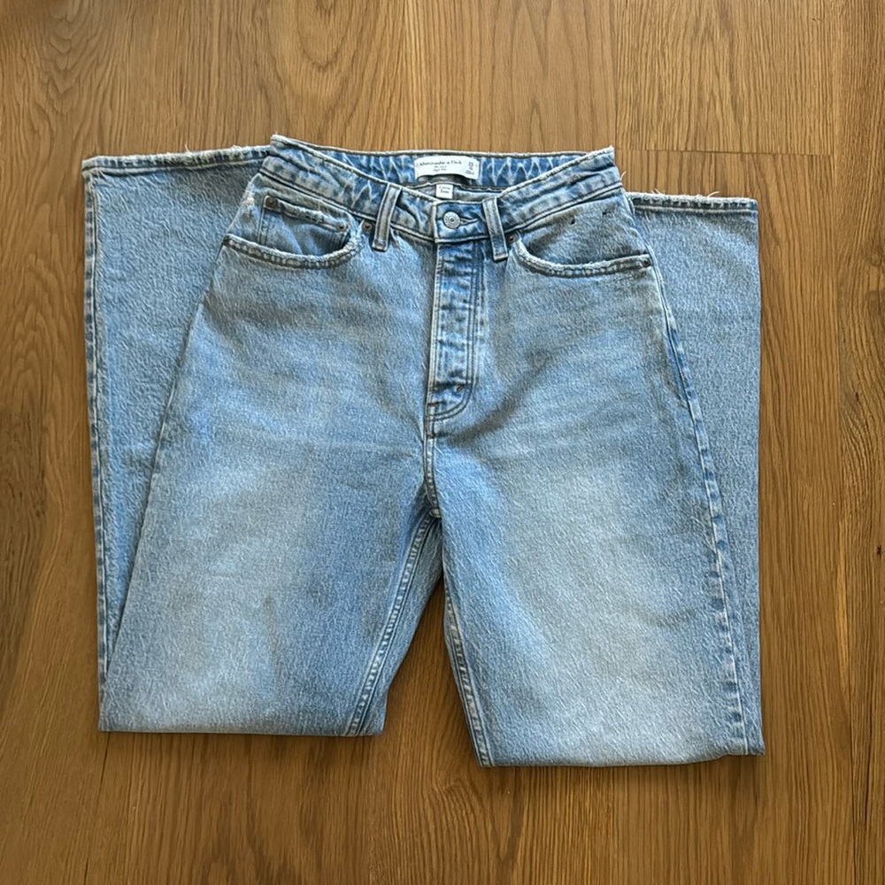 NWT The Dad High Rise curve love jeans in size 0 from Abercrombie.
